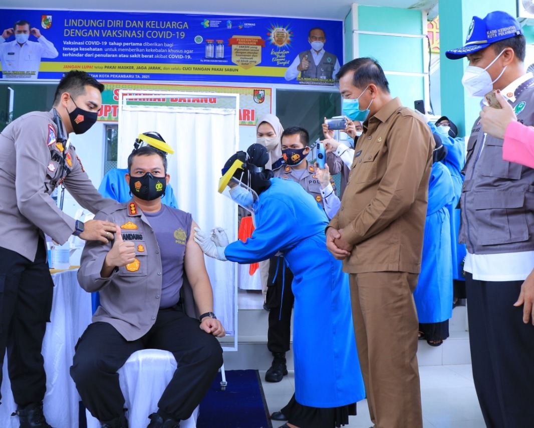 Kapolresta Pekanbaru dan Istri Ajak Masyarakat Jangan Takut Di Vaksin Covid-19