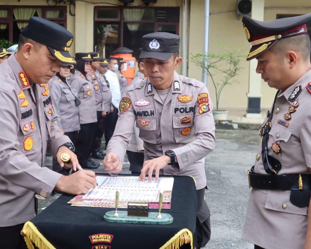 Kapolresta Pekanbaru Pimpin Sertijab Kasat Resnarkoba, Kasat Lantas, Serta Dua Kapolsek