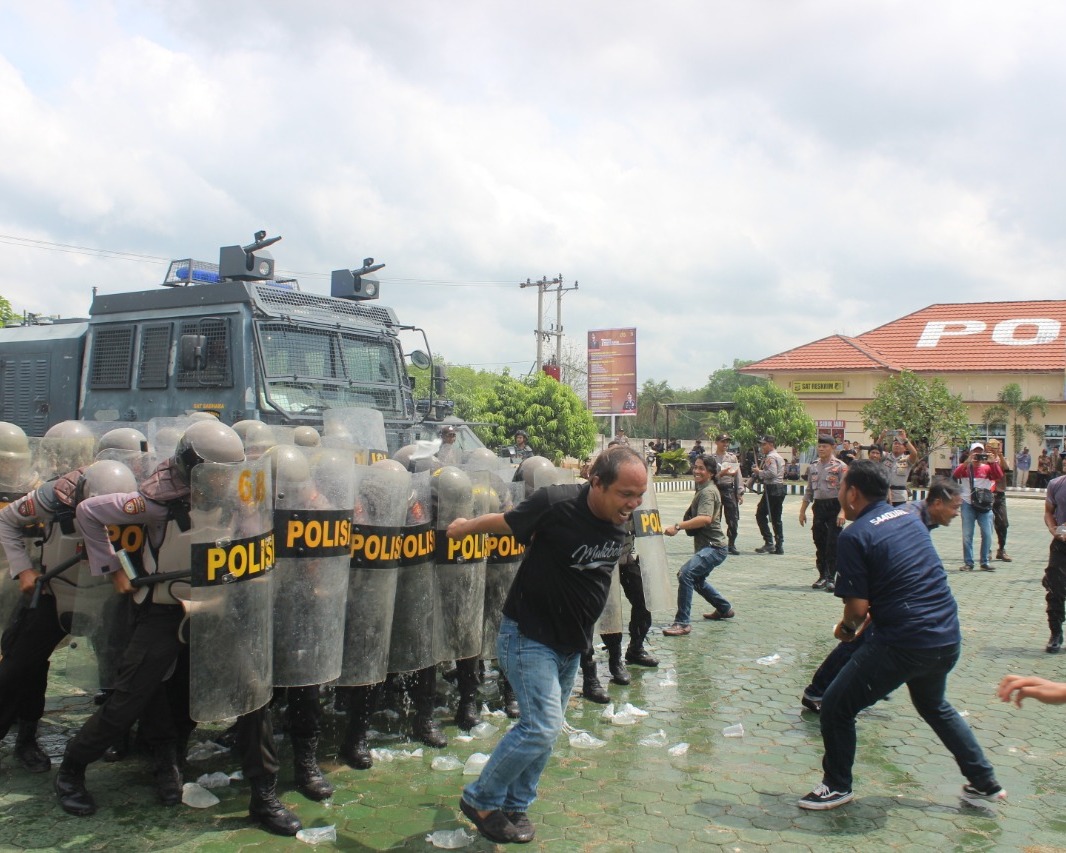 Kapolres Mesuji Cek Langsung Kesiapan Pasukan dan Apresiasi Simulasi Penanganan Huru Hara Pada Pilkades Serentak
