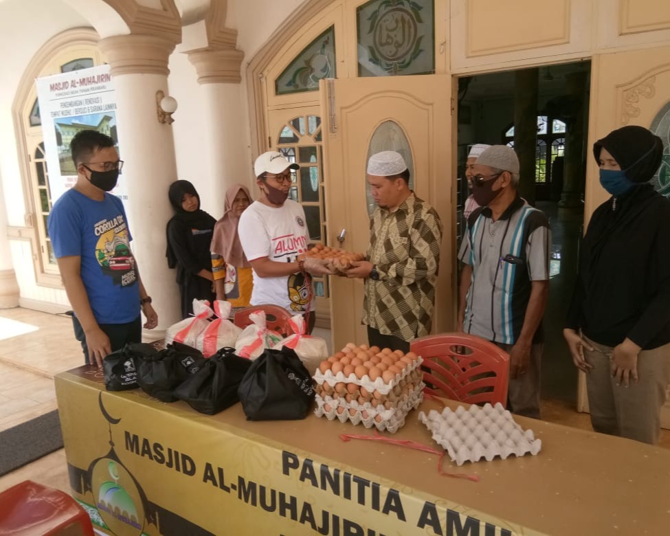 Aksi Peduli Sosial DPW IKA UII Jogja Wilayah Riau Memberikan Paket Sembako Kepada Warga Yang Terdampak Covid-19