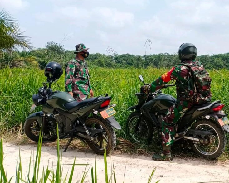 Gunakan Motor Dinas, Babinsa Kodim 0301/PBR Gelar Patroli dan Sosialisasi Karhutla