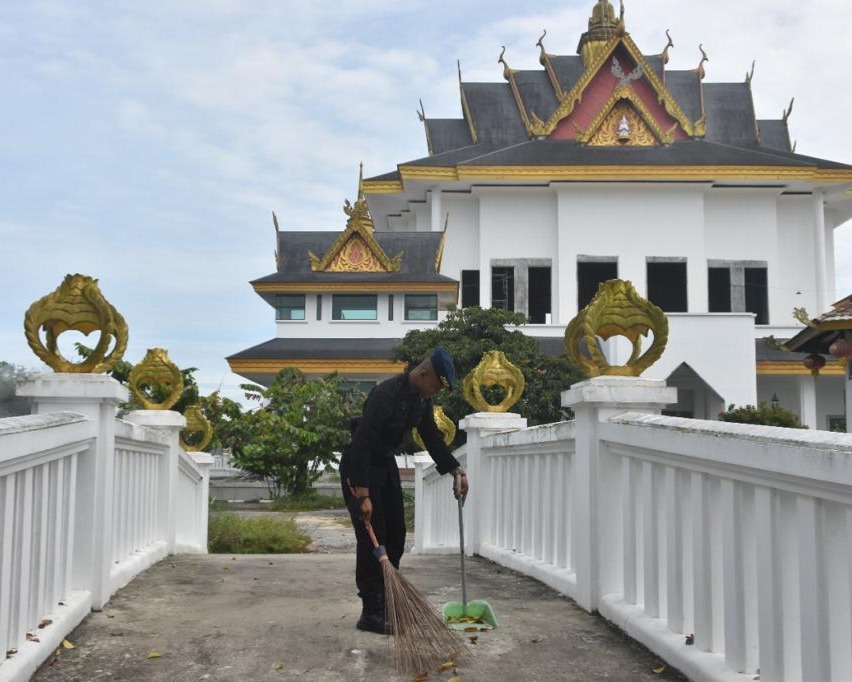 HUT Korps Brimob Polri Ke-77, Satuan Brimob Polda Riau Laksanakan Bakti Sosial Di Beberapa Tempat Rumah Ibadah