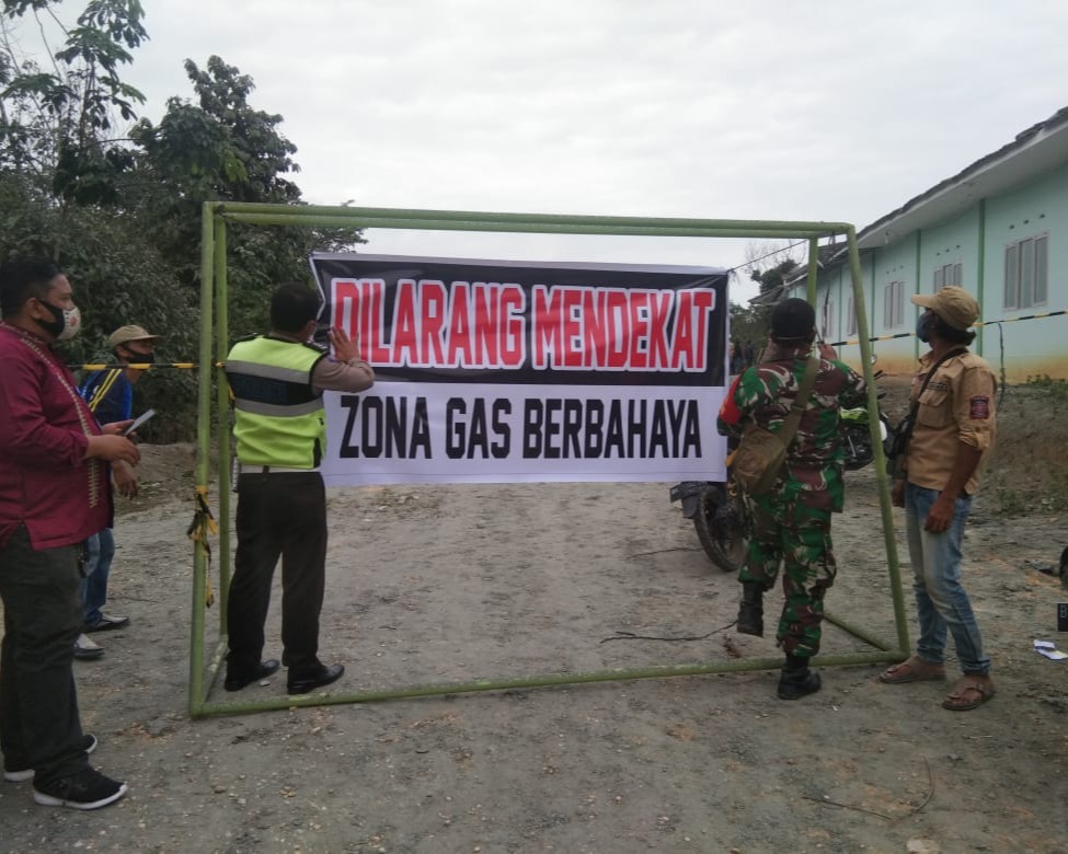 Polsek Tenayan Raya Amankan Lokasi Semburan Gas Bumi Dan Bantu Evakuasi Santri Ponpes Al Ihsan