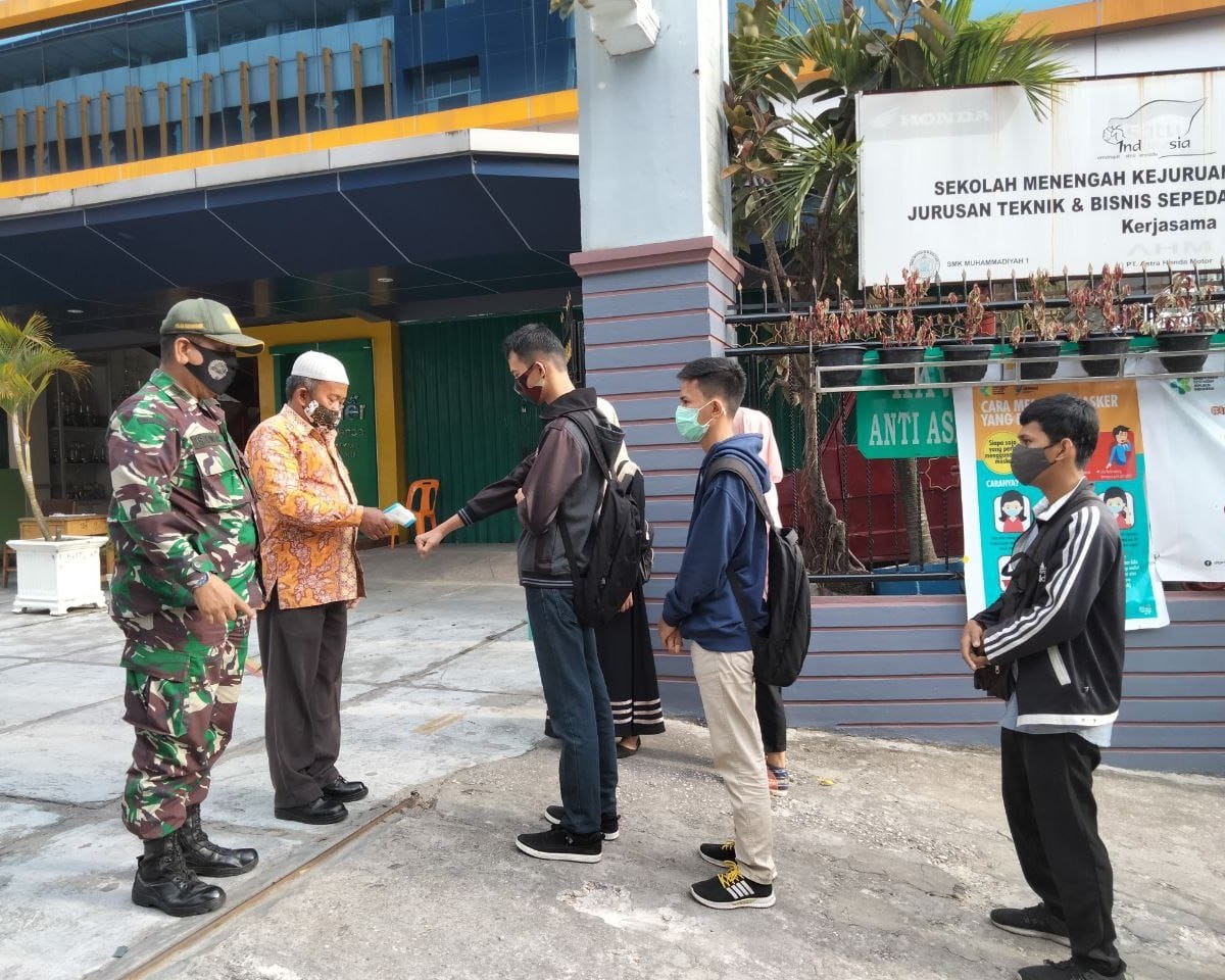 Babinsa Kodim 0301/PBR Pantau Prokes Pada Giat Belajar Tatap Muka Terbatas di SMK MUTU