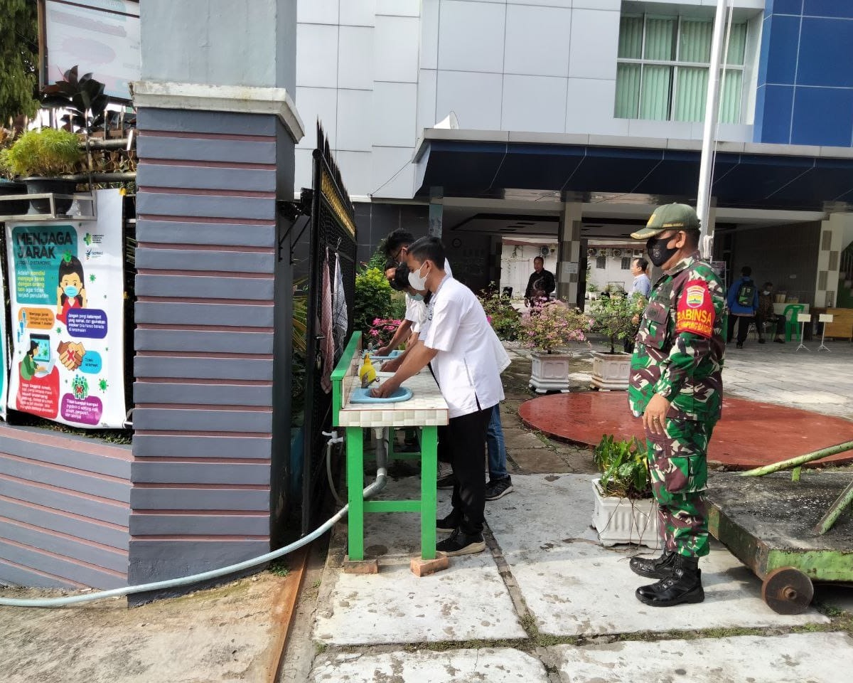 Babinsa Kodim 0301/PBR Pantau Prokes Pada Giat Belajar Tatap Muka Terbatas di SMK MUTU