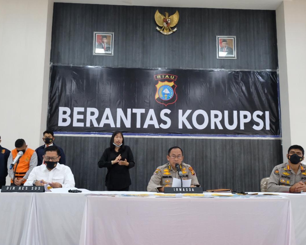 Tim Saber Pungli Polda Riau Lakukan OTT Sekcam Bina Widya Kota Pekanbaru