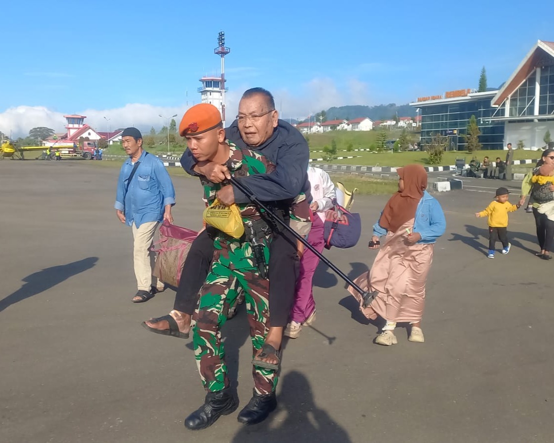 Berlanjut, Gerak Cepat TNI AU Kembali Evakuasi Warga Terdampak Bencana di Tanah Rencong