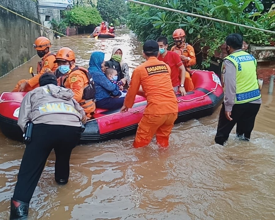 Wujud Negara Hadir, Personel TNI - Polri Dikerahkan Membantu Korban Banjir