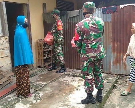 Babinsa Kodim 0301/PBR Berikan Sembako Kepada Warga, Sebagai Wujud Peduli Di Tengah Pandemi Covid-19