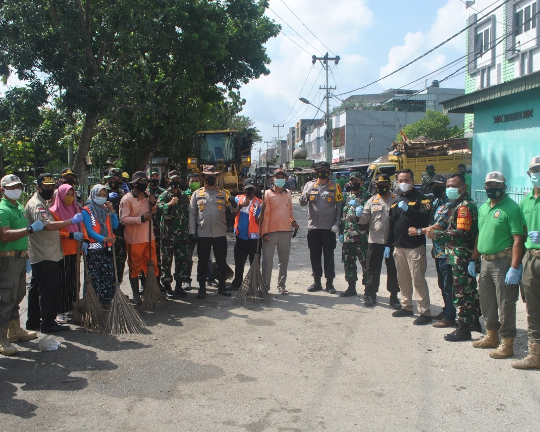 Giat Karya Bakti TNI - Polri, Kapolda Riau Bersama Danrem 031/WB dan Kapolresta Pekanbaru Serta Masyarakat Turun Langsung Bersihkan Sampah di Pasar Senapelan
