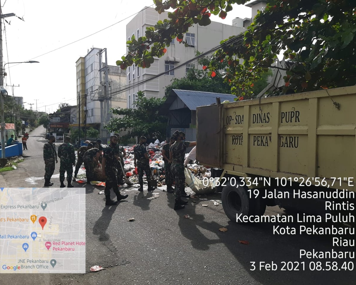 Kaur Bakti Kodim 0301/PBR Beserta Personil Laksanakan Karya Bakti Pembersihan Sampah Yang Menumpuk