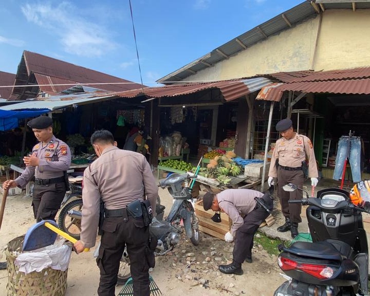 Peduli Kebersihan, Polres Siak dan Polsek Jajaran Lakukan Gotong Royong Serentak Bersih - Bersih Lingkungan