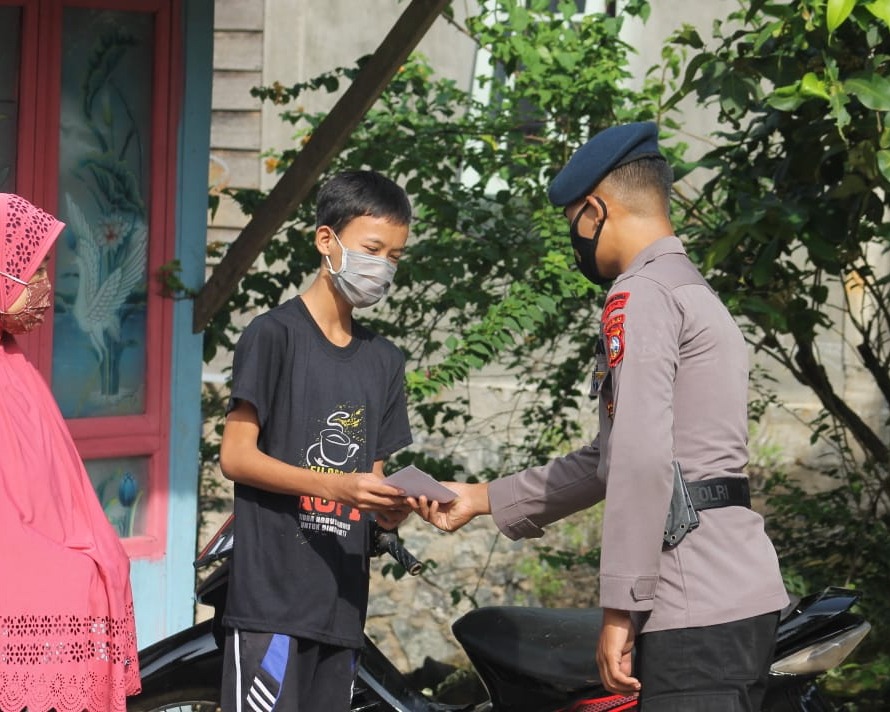 Sambut Hari Raya Idul Fitri 1442 H, Personil Batalyon C Pelopor Satuan Brimob Polda Riau Bagikan Santunan Kepada Anak Yatim