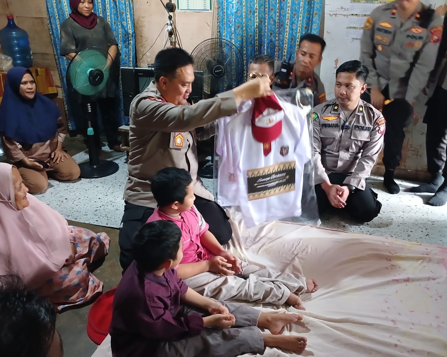 Kapolsek Senapelan Dampingi Kapolda Riau Besuk Anak Menderita Penyakit Tulang Kaca