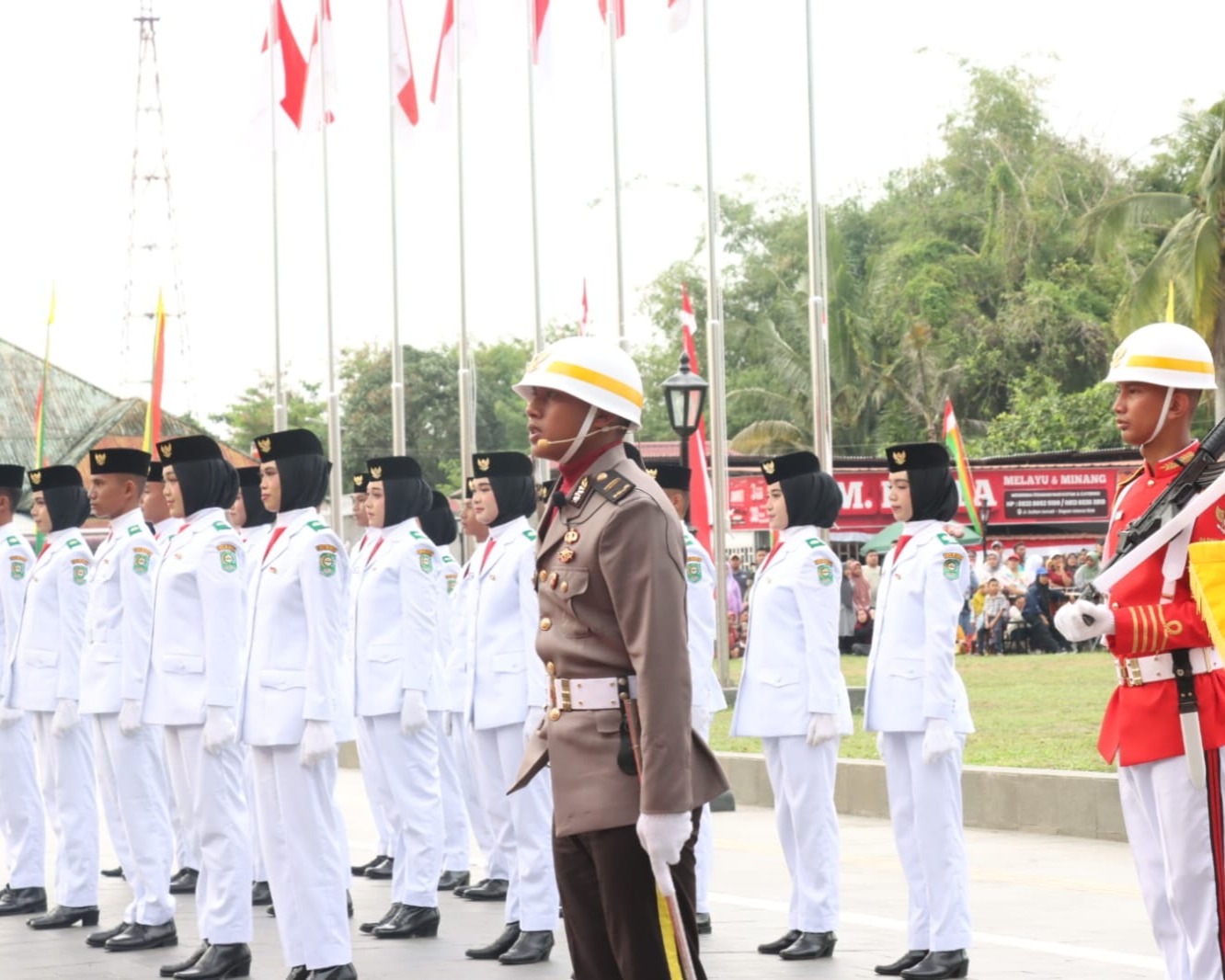Upacara Penurunan Bendera HUT Ke-80 RI di Siak Berlangsung Khidmat, Kapolres Siak Hadir Dampingi Forkopimda
