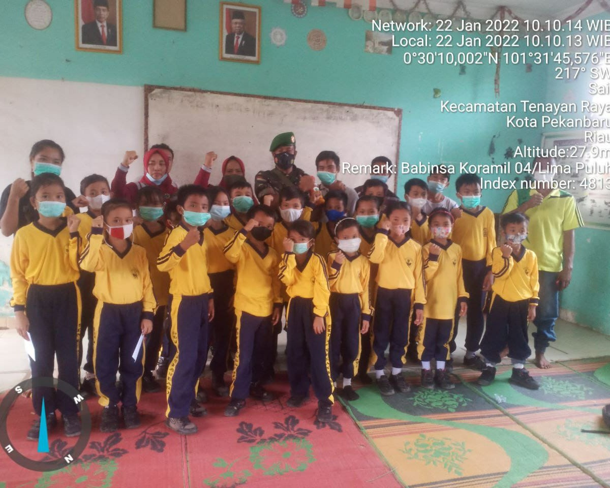 Dukung Program Pemerintah, Babinsa Kodim 0301/PBR Dampingi Pelaksanaan Vaksinasi Anak 6-11 Tahun di SD Negeri 45