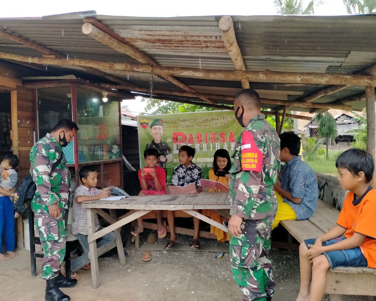 Babinsa Kodim 0301/PBR Laksanakan Gerakan Babinsa Berkibar Bagi Anak Didik Yang Terdampak Pandemi Covid-19