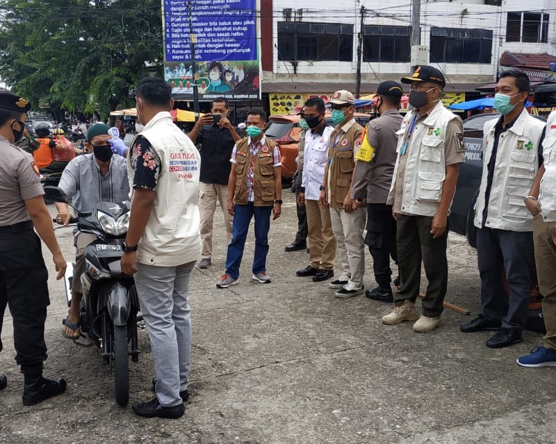 Terapkan New Normal, Petugas Gabungan di Kabupaten Kampar Tertibkan Masyarakat di Plaza Bangkinang