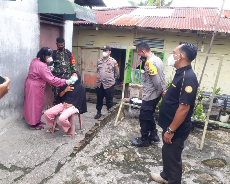 Personil Babinsa Kodim 0301/PBR Bersama Bhabinkamtibmas dan Tim Tracing Mencek Kondisi Warga Yang Terpapar Covid-19