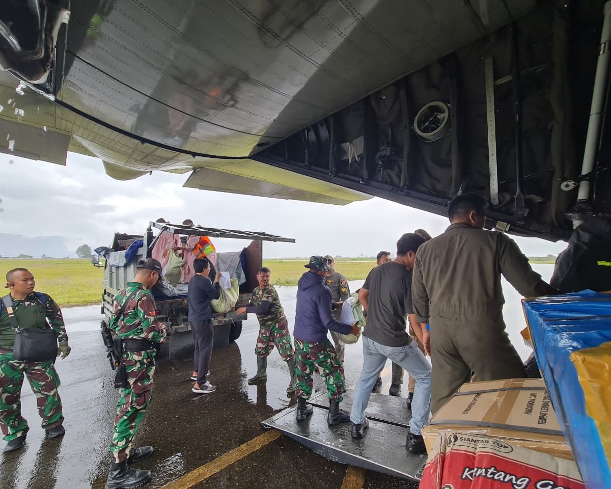 Pangkodau I: Diiringi Hujan, Demi Rakyat Pesawat TNI AU Tetap Bantu Warga Pasca Bencana Alam