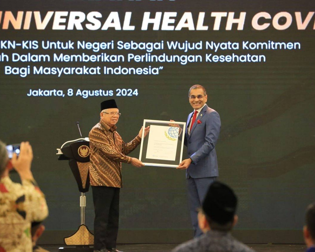 Wapres Ma'ruf Amin Berikan Penghargaan UHC Awards Kepada 493 Kepala Daerah