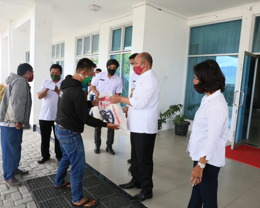 Bupati Taput Langsung Menyalurkan Bantuan Beras dan Makanan Tambahan