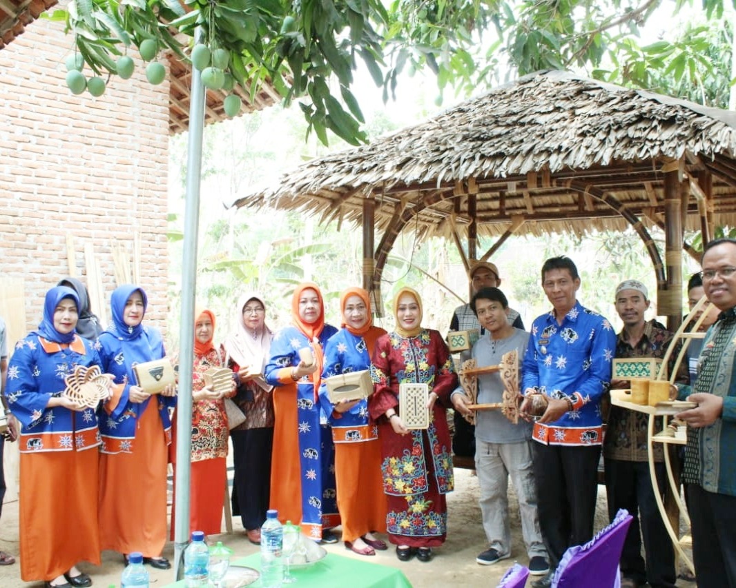 Ketua Dekranasda Tinjau Kerajinan Bambu Desa Wonokarto Lampung Timur