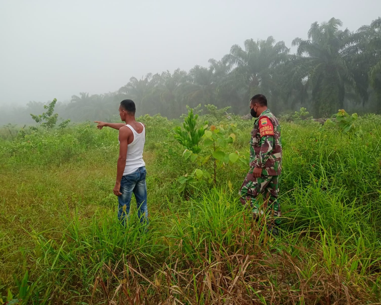 Babinsa Kodim 0301/PBR Bersama Masyarakat Peduli Api Lakukan Patroli Dan Sosialisasi Karhutla Di Kelurahan Tebing Tinggi Okura