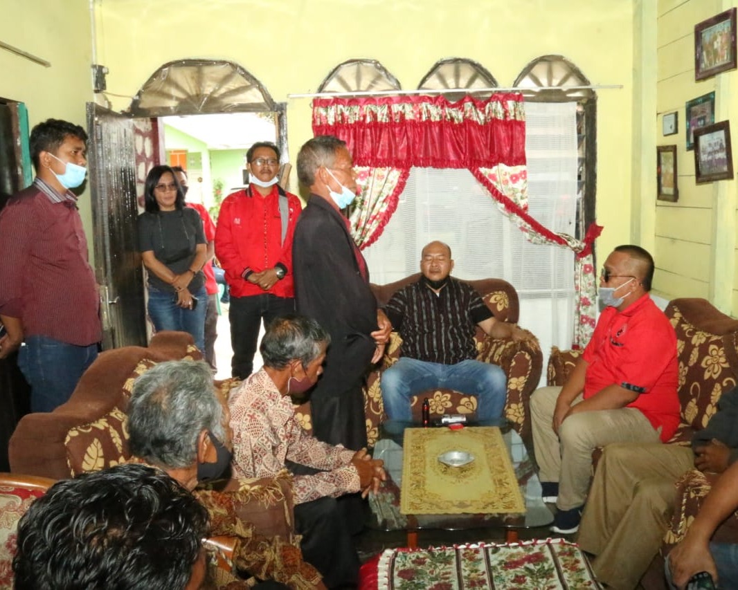 Bupati Taput Turun Ke Dusun Sibadak, Sisir Rumah Potensi Dapat Bedah Rumah Dan Air Bersih Serta Sarana Lainnya