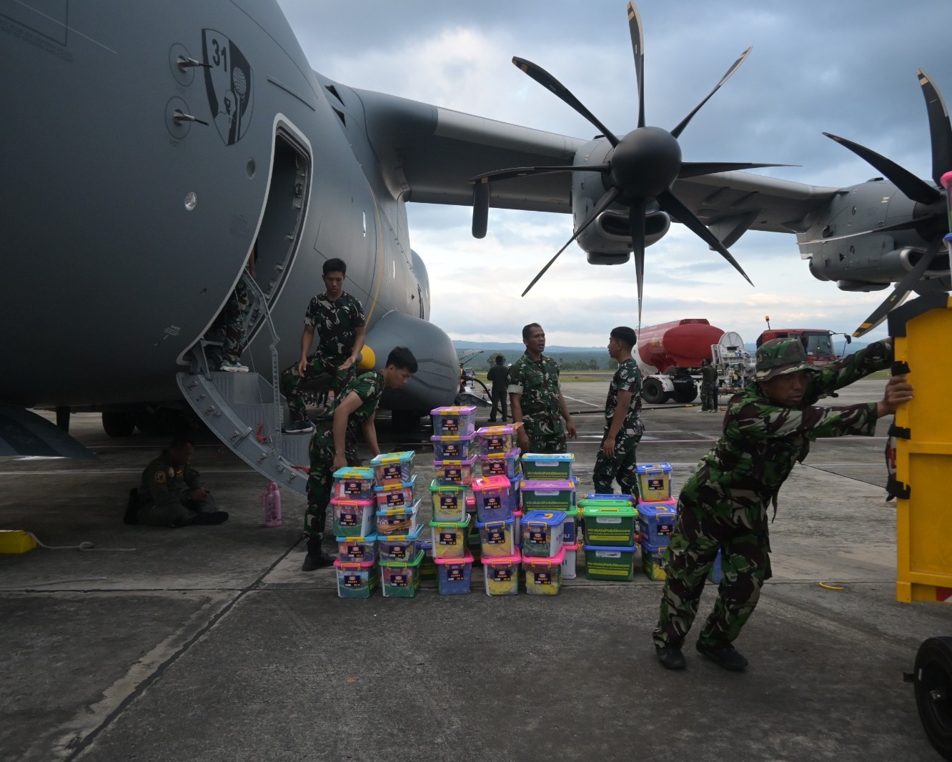 Pesawat TNI AU Terus Kirimkan  Bantuan Kemanusiaan
