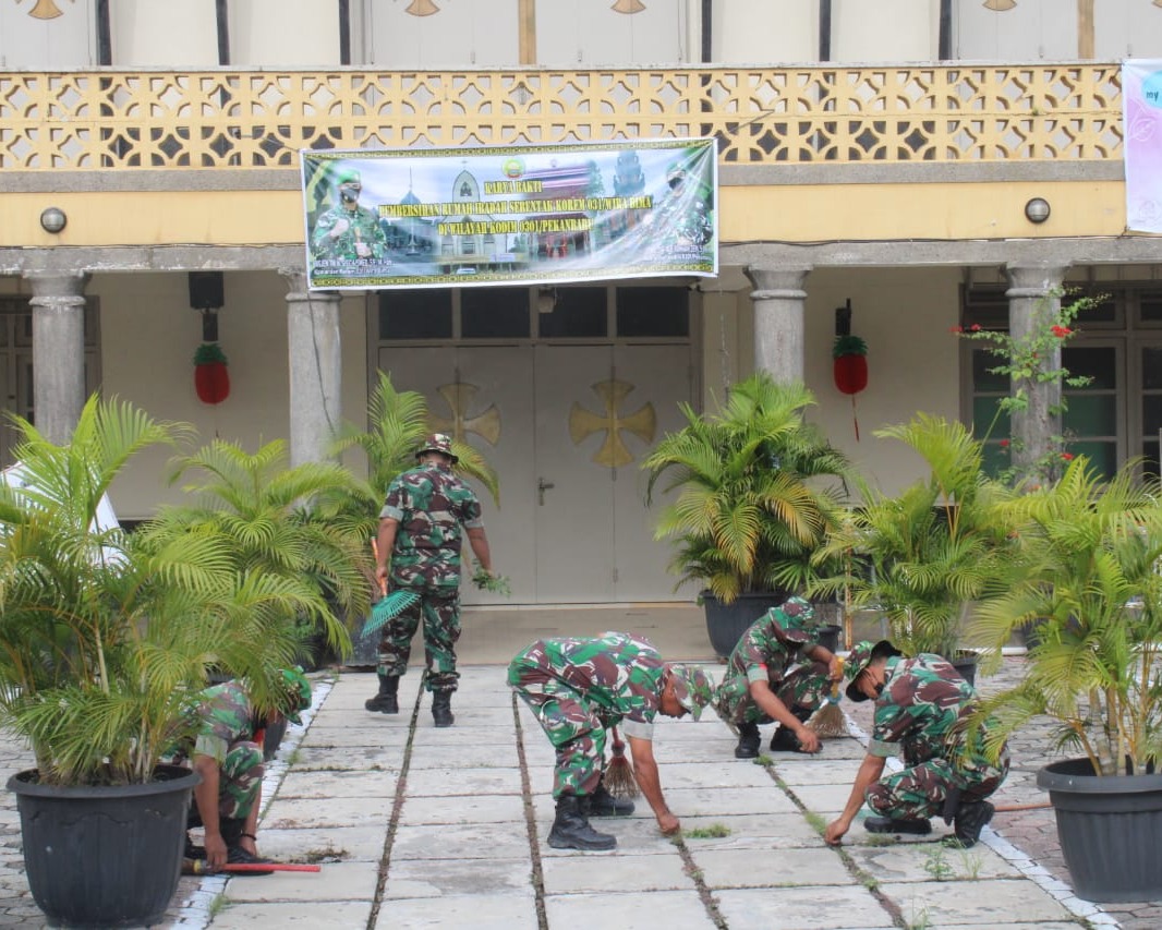 Jajaran Kodim 0301/PBR Melaksanakan Karya Bakti Pembersihan Rumah Ibadah Serentak