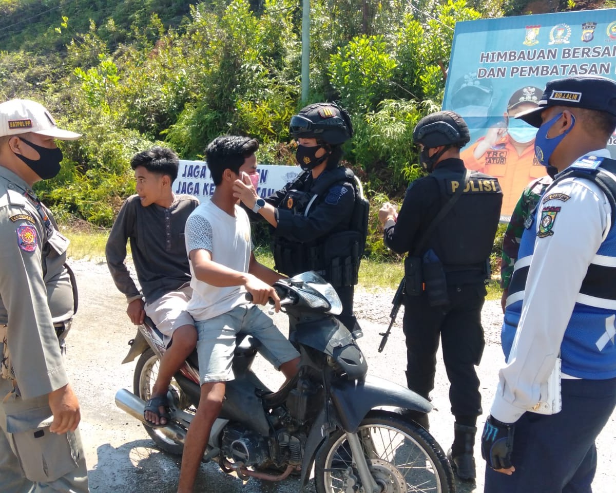 Personel Brimob Polda Riau Lakukan Pengamanan di Perbatasan Provinsi Riau - Sumbar