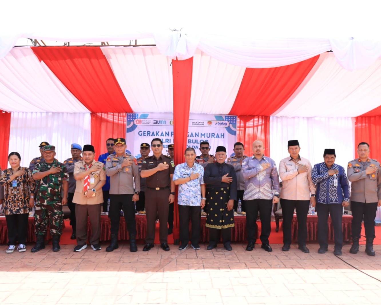 Polres Siak dan Bulog Gelar Gerakan Pangan Murah, Warga Kota Siak Antusias Serbu Beras Dan Gula Premium