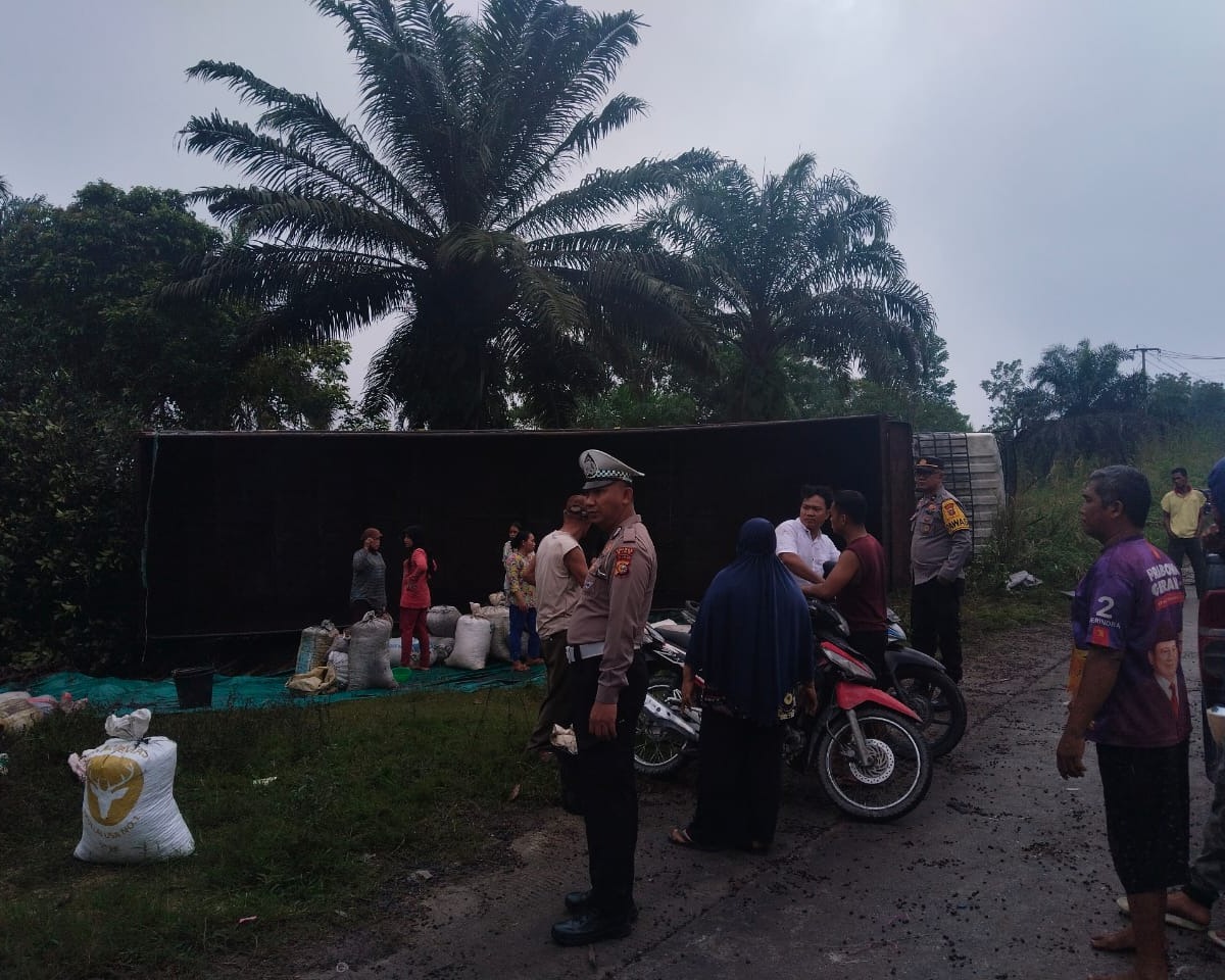 Satlantas Polres Siak Tangani Laka Tunggal Truk Tronton Di Kandis, Kerugian Capai Rp 430 Juta
