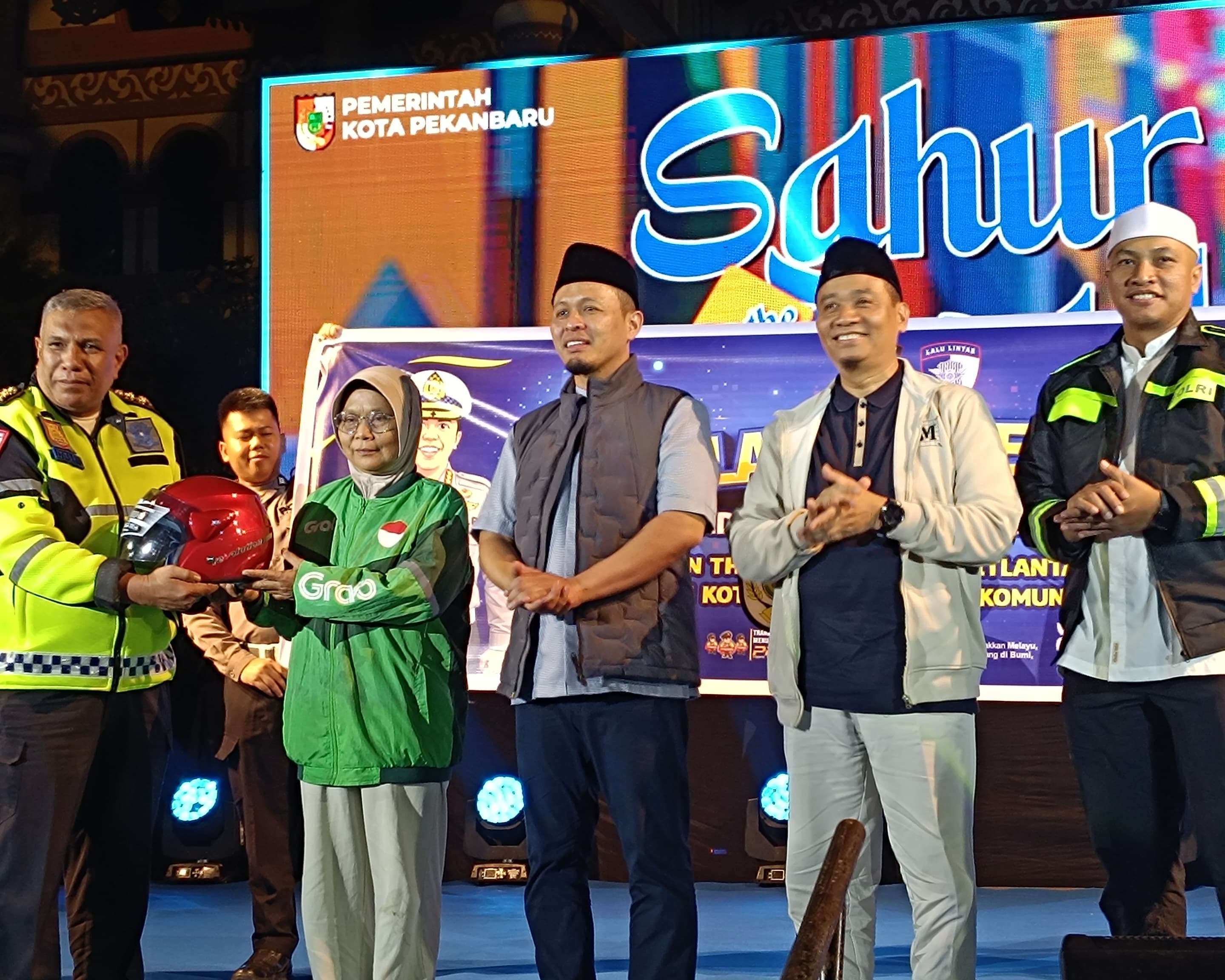 Sahur On The Road Bersama Wali Kota Pekanbaru, Ditlantas Polda Riau Kampanyekan Keselamatan Dan Green Policing