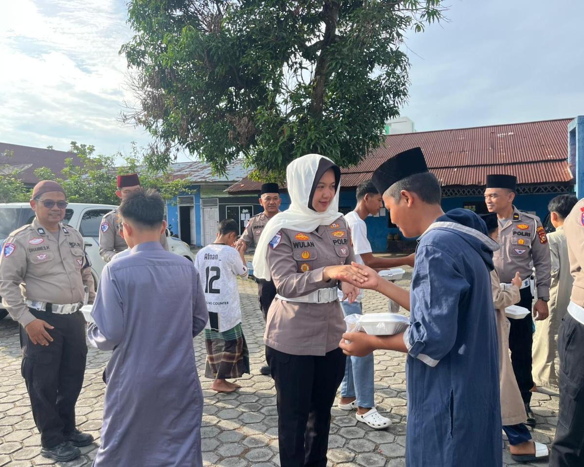 Polisi Humanis, Satlantas Polres Kampar Hadirkan Senyum di Wajah Anak-Anak Panti Asuhan Muhamadiyah dengan Berbagi Takjil