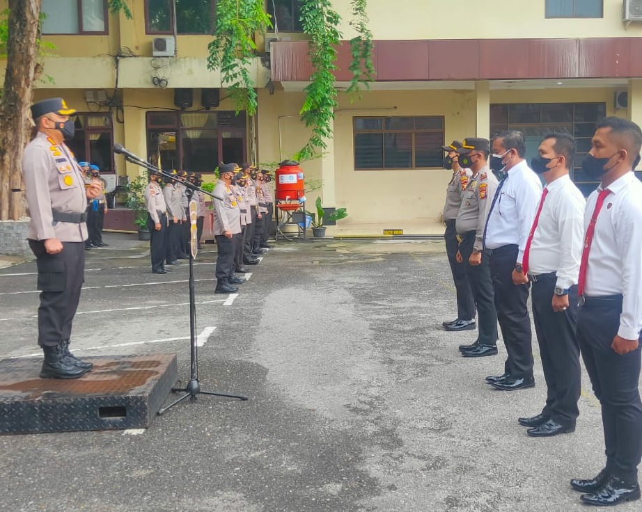 Kapolresta Pekanbaru Berikan Piagam Penghargaan Kepada Dua Kapolsek dan Personil Serta Masyarakat Atas Prestasi Kerja