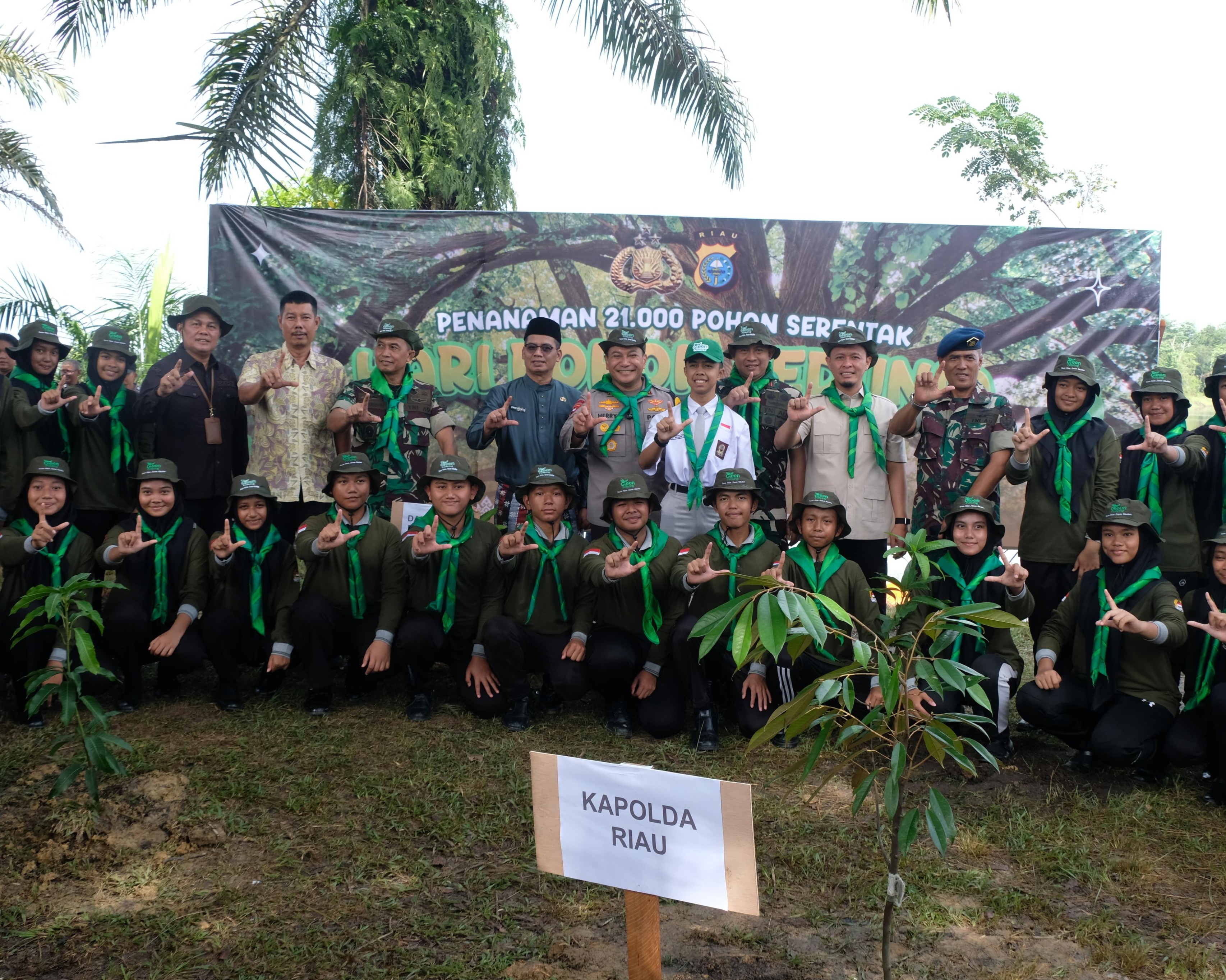 Hari Pohon Nasional 2025, Kapolda Riau Pimpin Penanaman 21.000 Pohon Bareng 500 Siswa