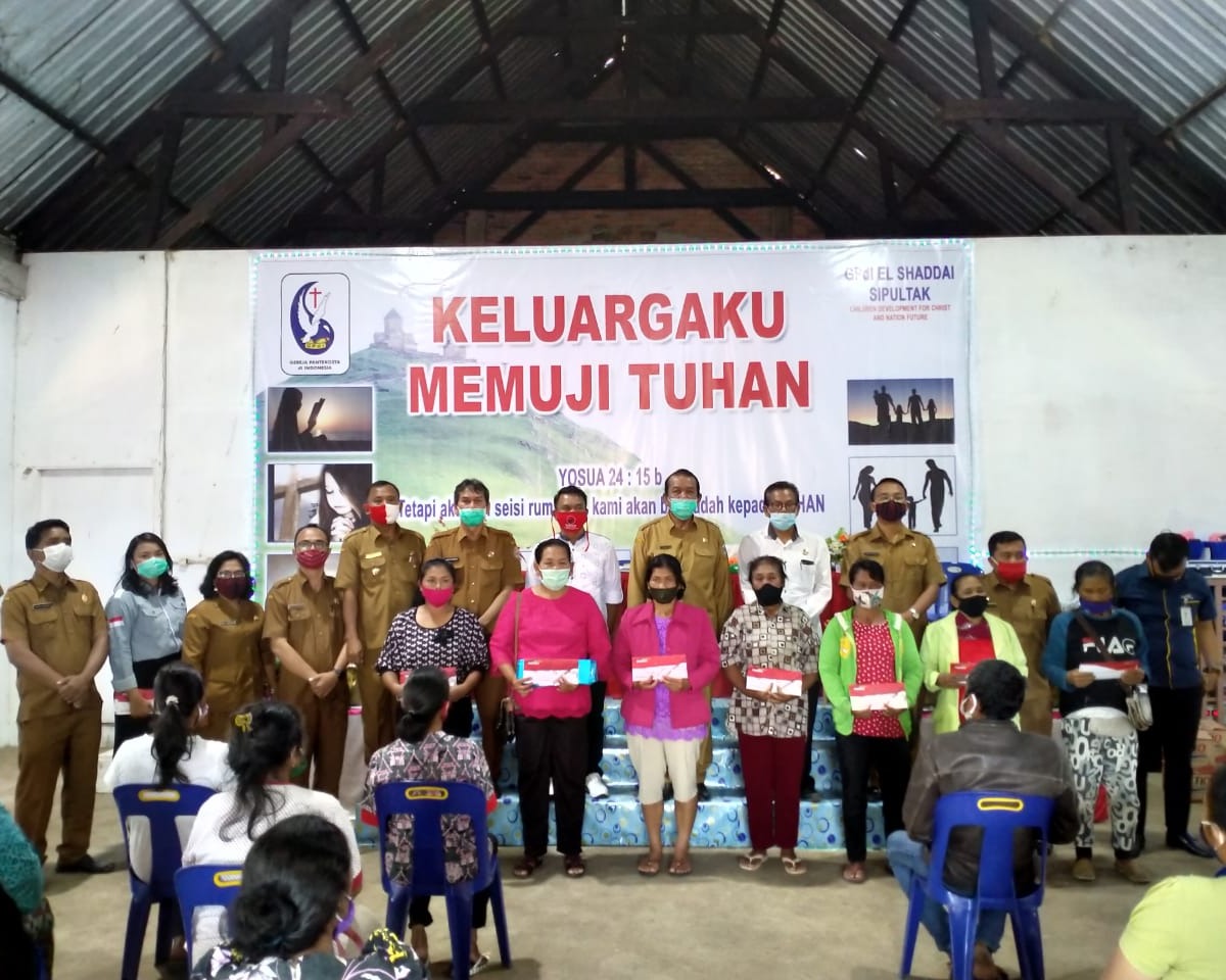 Wabup Taput Serahkan Kartu Keluarga Sehat Bagi Warga 3 Kecamatan dan Lanjut Berikan Bantuan Benih Ikan