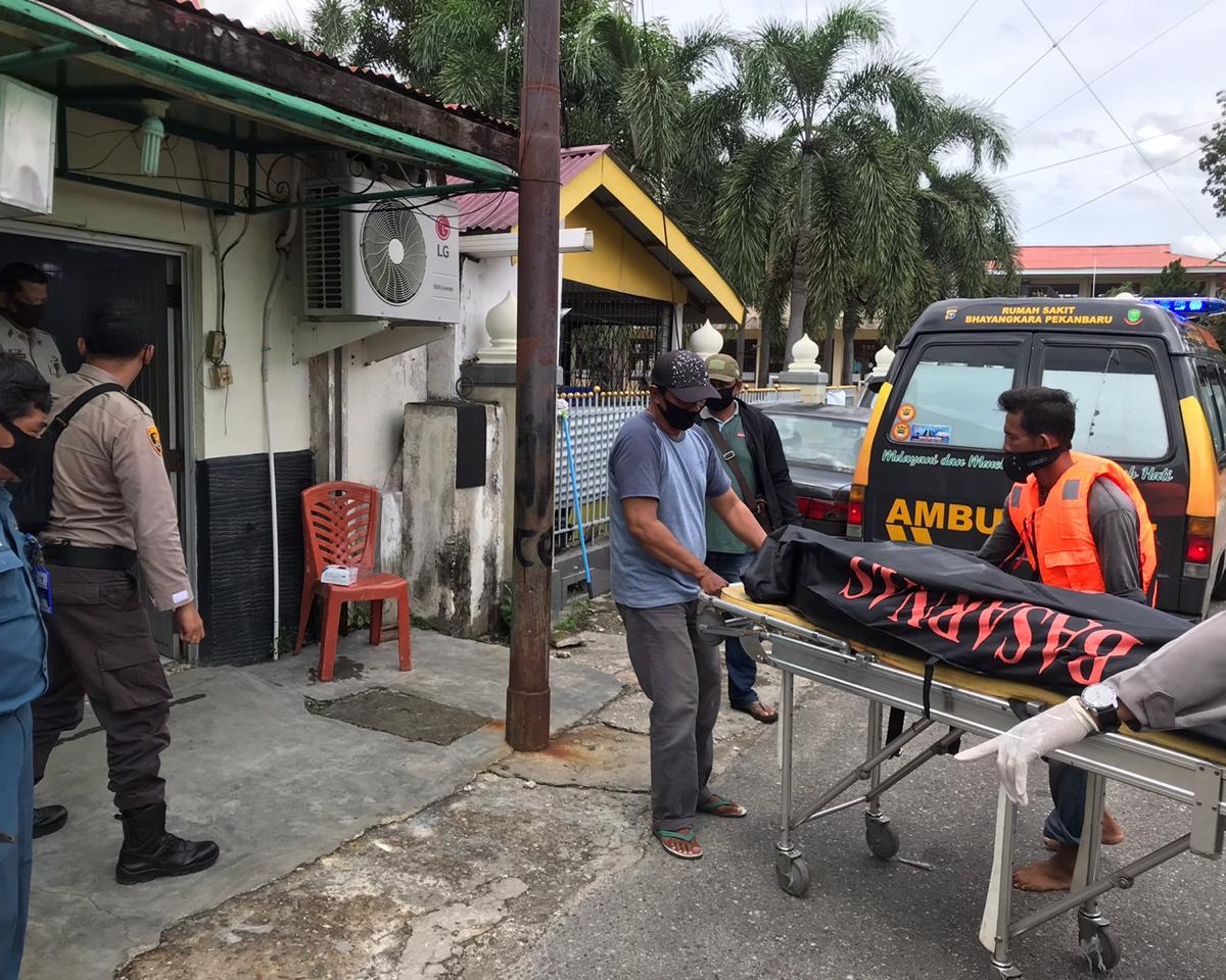 Sedang Memancing, Warga Temukan Jasad ABK Kapal Yang Tenggelam di Sungai Siak