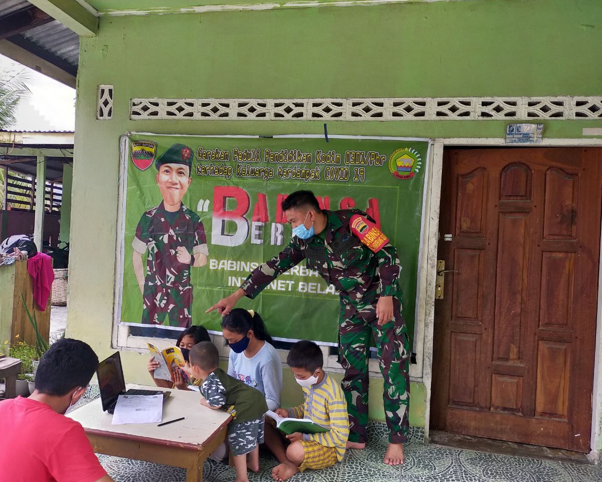Babinsa Kodim 0301/Pekanbaru Terus Sosialisasikan Program Babinsa Berkibar Berbagi Internet Gratis