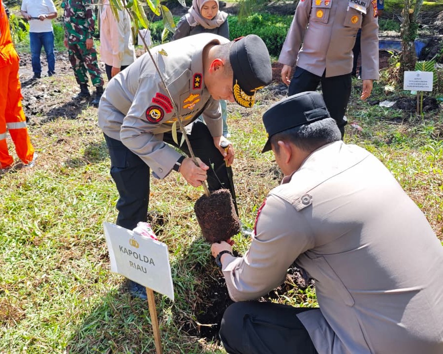 Menteri LH Mohammad Jumhur Hidayat Tinjau Sekat Kanal Pulau Mendol, Kolaborasi Cegah Karhutla Kuala Kampar