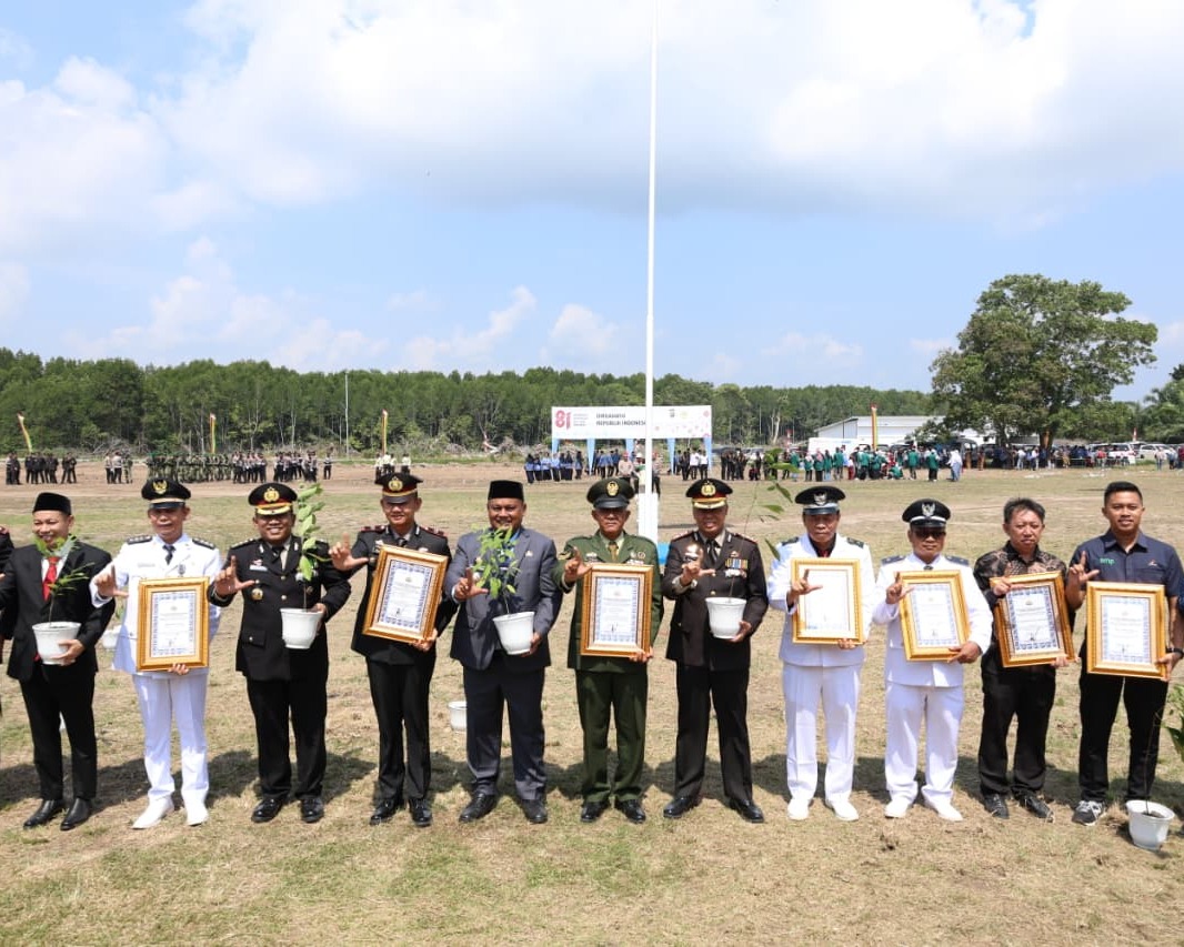 HUT RI Ke-81 di Kampung Bungsur Berlangsung Khidmat, Dirbinmas Berikan Piagam Penghargaan dan Bibit Pohon
