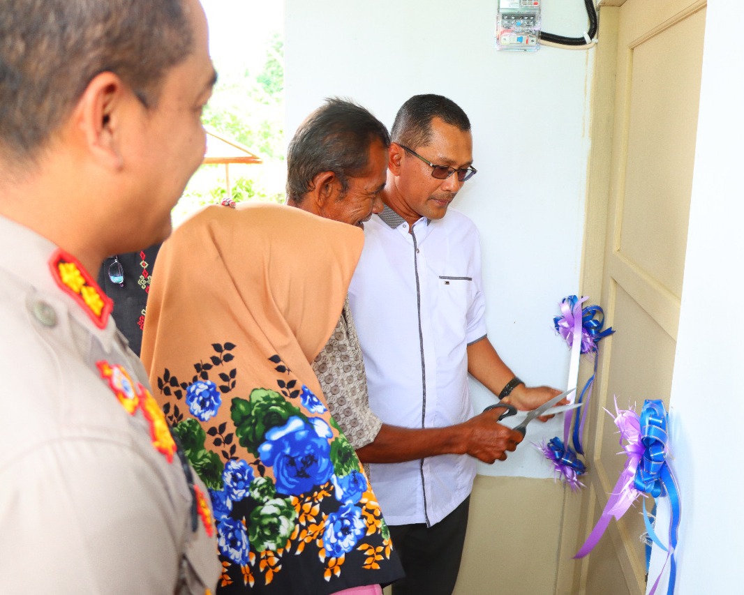 Kapolres Inhu Serahkan Kunci Rumah Program Bersih Ke-10 Di Desa Kuba