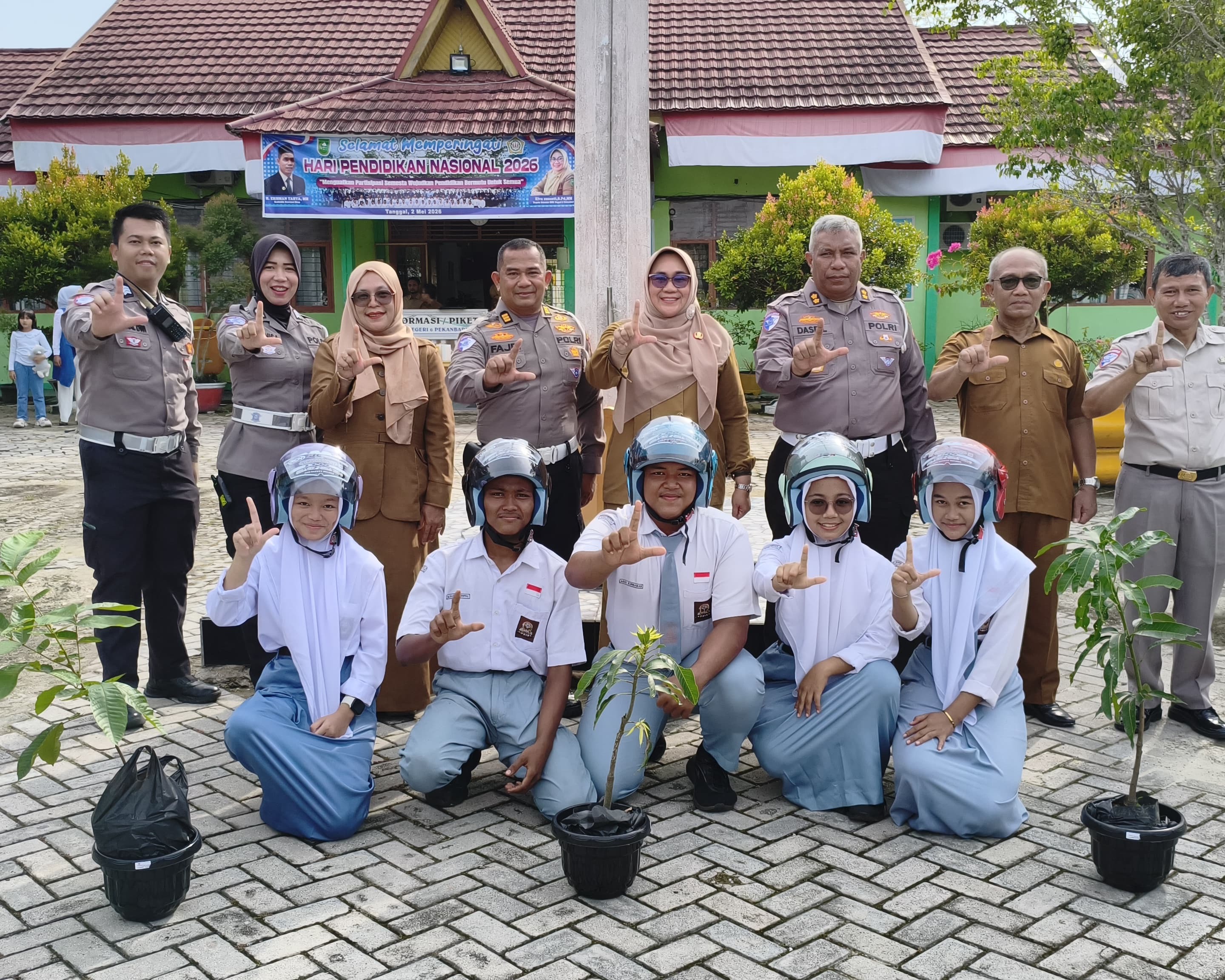 Tanamkan Budaya Tertib Berlalu Lintas Sejak Dini, Ditlantas Polda Riau Hadirkan Police Goes To School Dan Green Policing Di SMKN 6 Pekanbaru