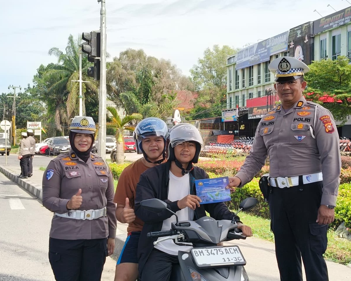 Polantas Karib Hadir Di Tengah Hiruk Pikuk Kota Pekanbaru, Ditlantas Polda Riau Kobarkan Semangat Keselamatan, Nasionalisme Dan Green Policing Jelang HUT RI Ke-81
