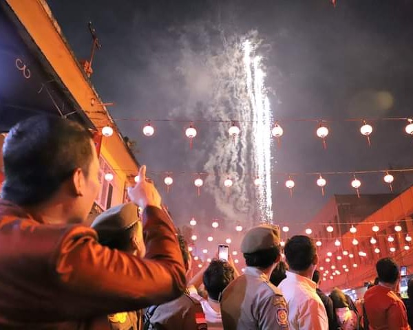 Malam Perayaan Imlek Tahun 2023, Pj Wali Kota Pekanbaru Saksikan Kembang Api Bersama Warga