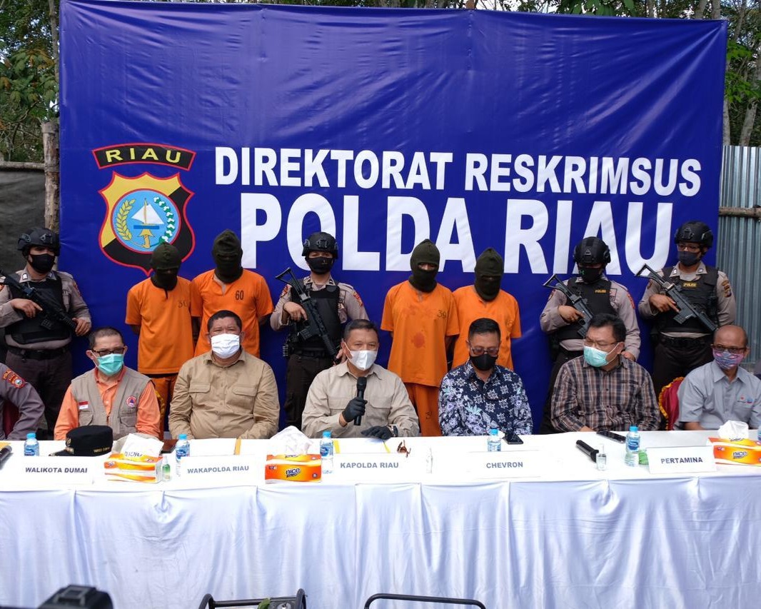 Polda Riau Berhasil Bongkar Sindikat Penyulingan Minyak Illegal di Kota Dumai, 4 Orang Diringkus dan 1 DPO