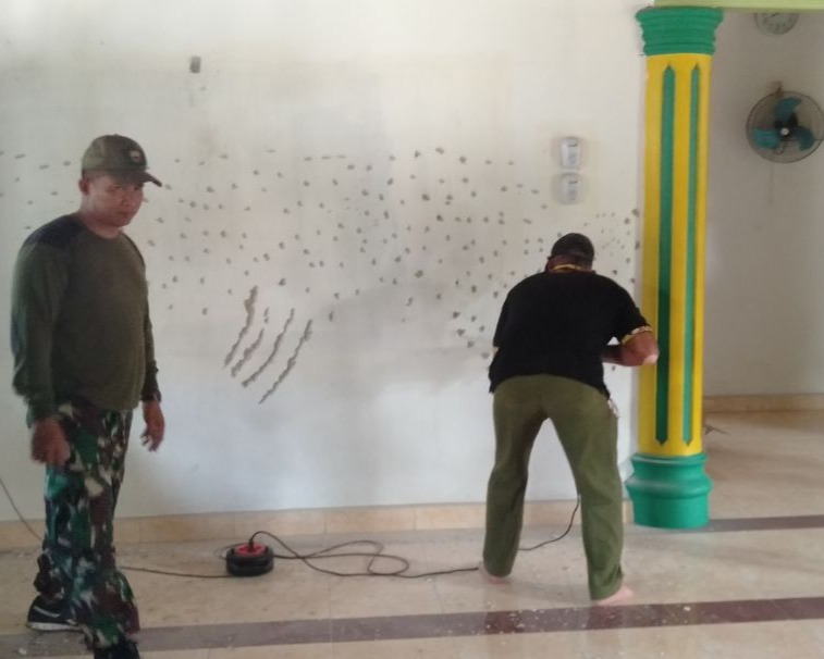 Tingkatkan Kepedulian TNI Terhadap Lingkungan, Babinsa Kodim 0301/Pekanbaru Berikan Bantuan Untuk Mushola Nurul Ikhlas