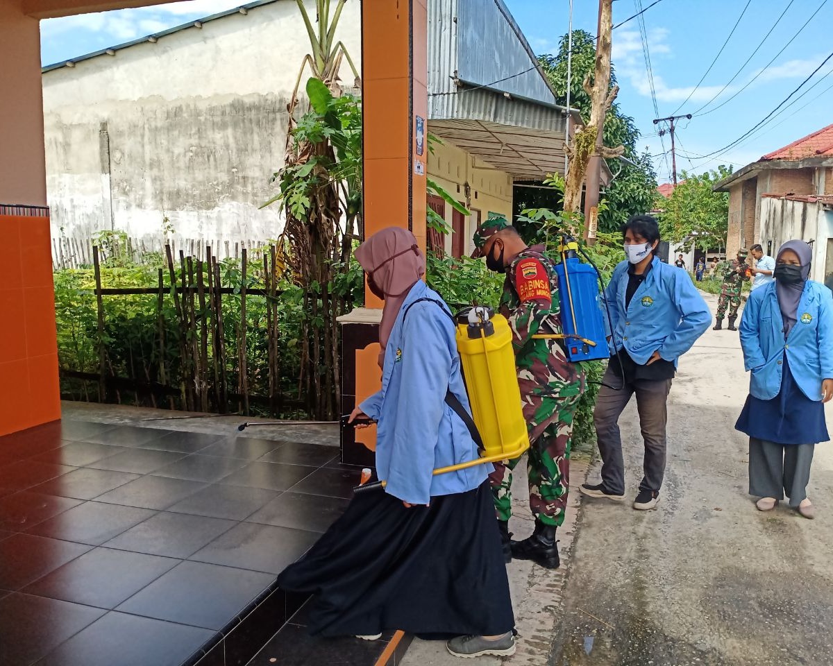Kodim 0301/PBR Gandeng Mahasiswa UNRI Laksanakan Penyemprotan Disinfektan di Perumahan Warga dan Fasilitas Umum